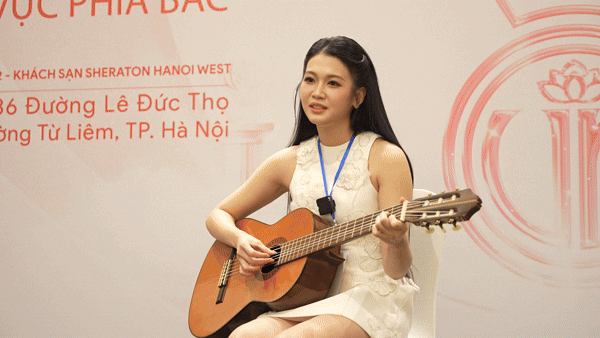Cô gái dân tộc Tày hát then, chơi đàn guitar 'cực chất' ở Hoa hậu Việt Nam