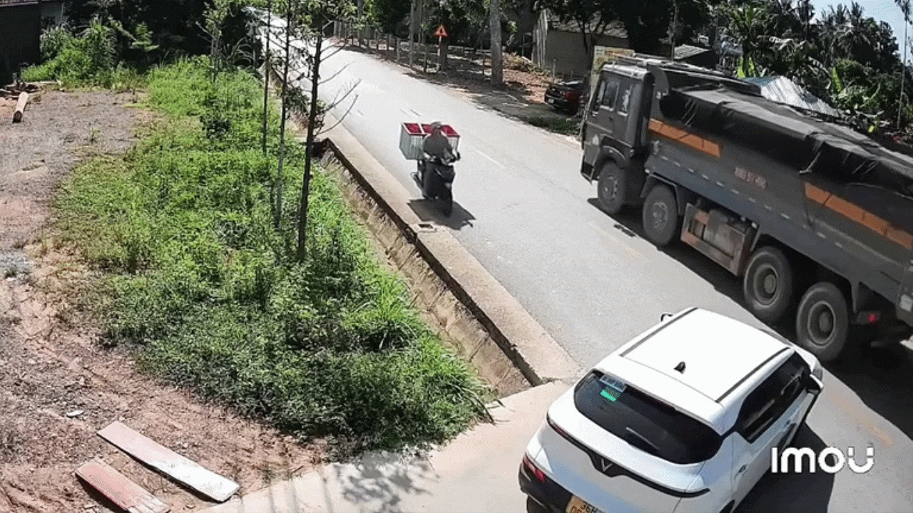 Clip: Xe tải nhỏ vỡ nát đầu sau cú đâm đuôi xe ben