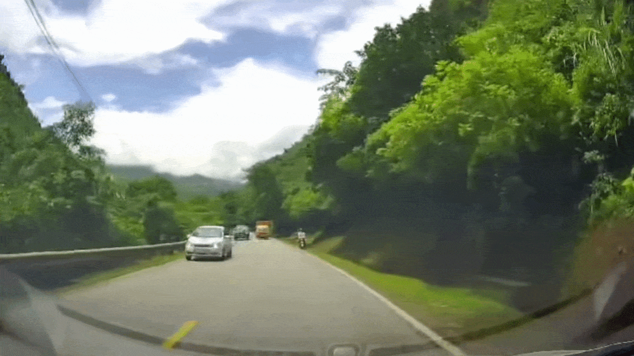 Clip: Xe tải lấn l&agrave;n khiến xe m&aacute;y giật m&igrave;nh ng&atilde;