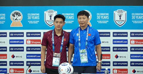 HLV Kim Sang-sik và Đình Bắc nói gì trước màn so tài với Singapore?