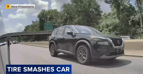 Lốp xe văng qua dải phân cách, đâm nát xe SUV trên cao tốc