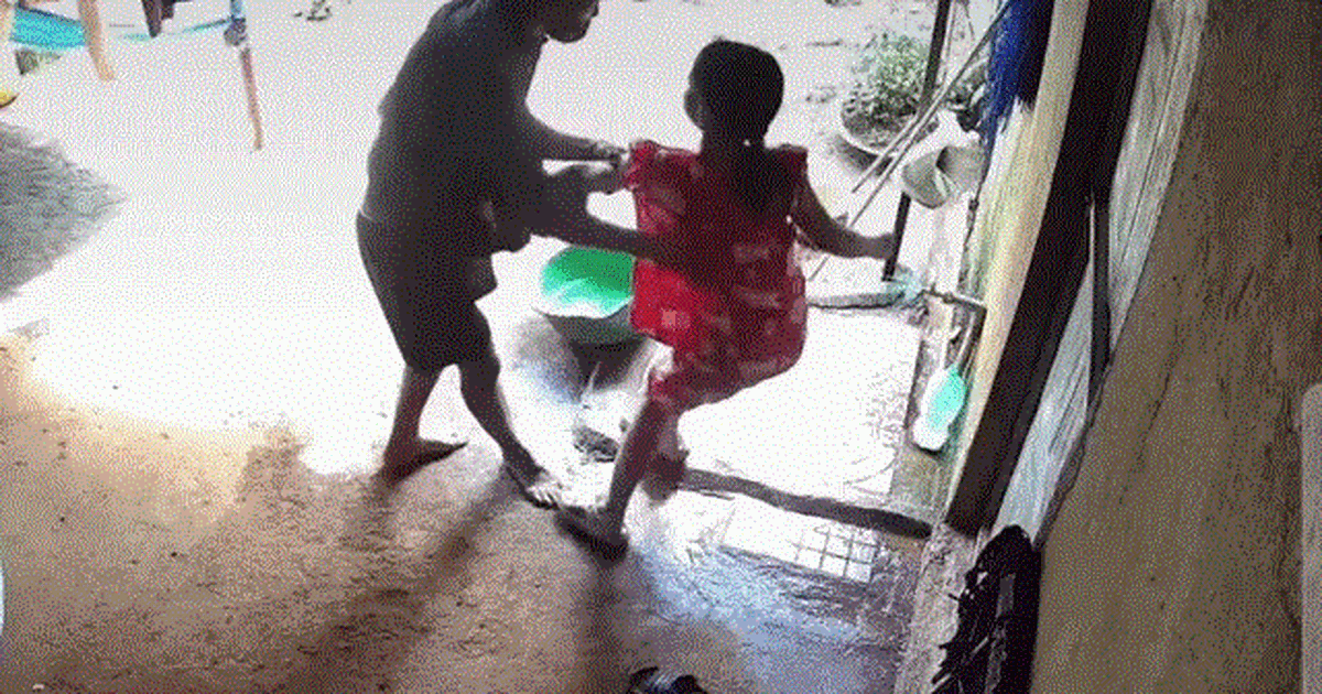 C&ocirc;ng an truy t&igrave;m người đ&agrave;n &ocirc;ng bịt mặt c&oacute; 'h&agrave;nh động lạ' với b&eacute; g&aacute;i 10 tuổi