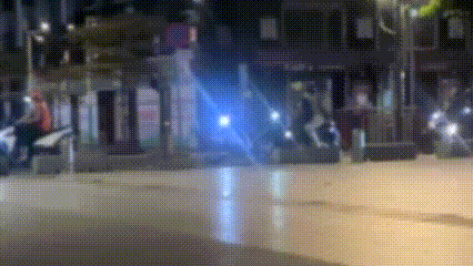 Clip: Nhóm người chạy xe nẹt pô giữa phố đi bộ Nguyễn Huệ gây phẫn nộ