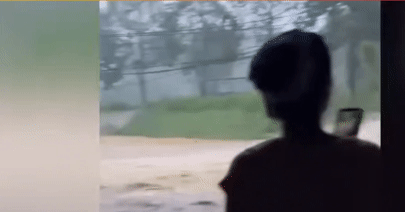 Clip ô tô chật vật thoát khỏi dòng nước lũ