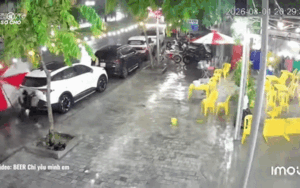 Nam nhân viên bỏ chạy trối chết khi đang che ô cho khách, biết lý do ai cũng phì cười
