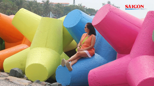 'Áo mới' rực rỡ cho bãi đá Ông Địa, Mũi Né