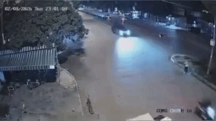 &Ocirc; t&ocirc; lao l&ecirc;n dải ph&acirc;n c&aacute;ch, t&ocirc;ng hai phụ nữ đi bộ trong đ&ecirc;m