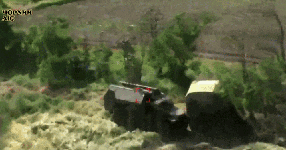 Video UAV cảm tử Ukraine tập k&iacute;ch radar ph&ograve;ng kh&ocirc;ng P-18 của Nga