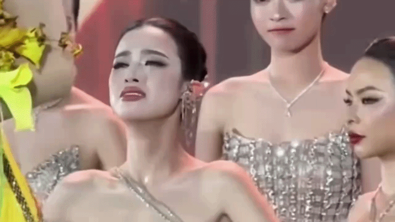 Th&iacute; sinh Miss Grand Vietnam kh&oacute;c nức nở ngay ở s&acirc;n khấu khi bị loại
