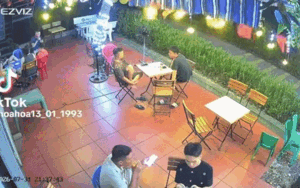 Người đàn ông đi uống cà phê liền nhận 'lộc từ trên rơi xuống', xem camera ai cũng bất ngờ