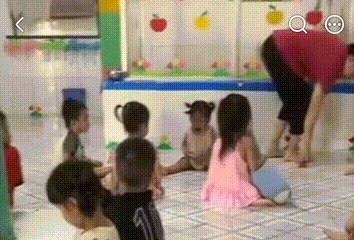 [Clip] Bảo mẫu đ&aacute;nh mắng, bắn d&acirc;y chun v&agrave;o trẻ mầm non g&acirc;y phẫn nộ