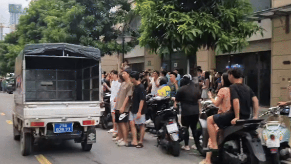 Nhiều cảnh sát xuất hiện tại khu vực nhà của Huấn 'Hoa Hồng'