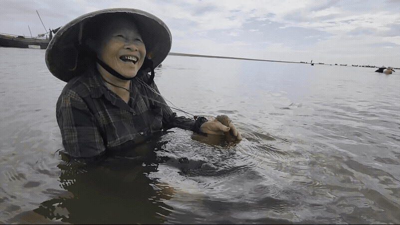 Ngâm mình bắt nghêu biển trên sông Lạch Kèn