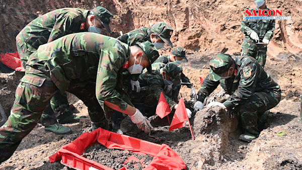 Ph&aacute;t hiện th&ecirc;m 17 bộ h&agrave;i cốt liệt sĩ v&agrave; nhiều di vật c&oacute; gi&aacute; trị tại C&ocirc;ng vi&ecirc;n L&ecirc; Thị Ri&ecirc;ng