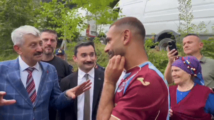 Salah bối rối nhận m&oacute;n qu&agrave; lạ khi gia nhập Trabzonspor