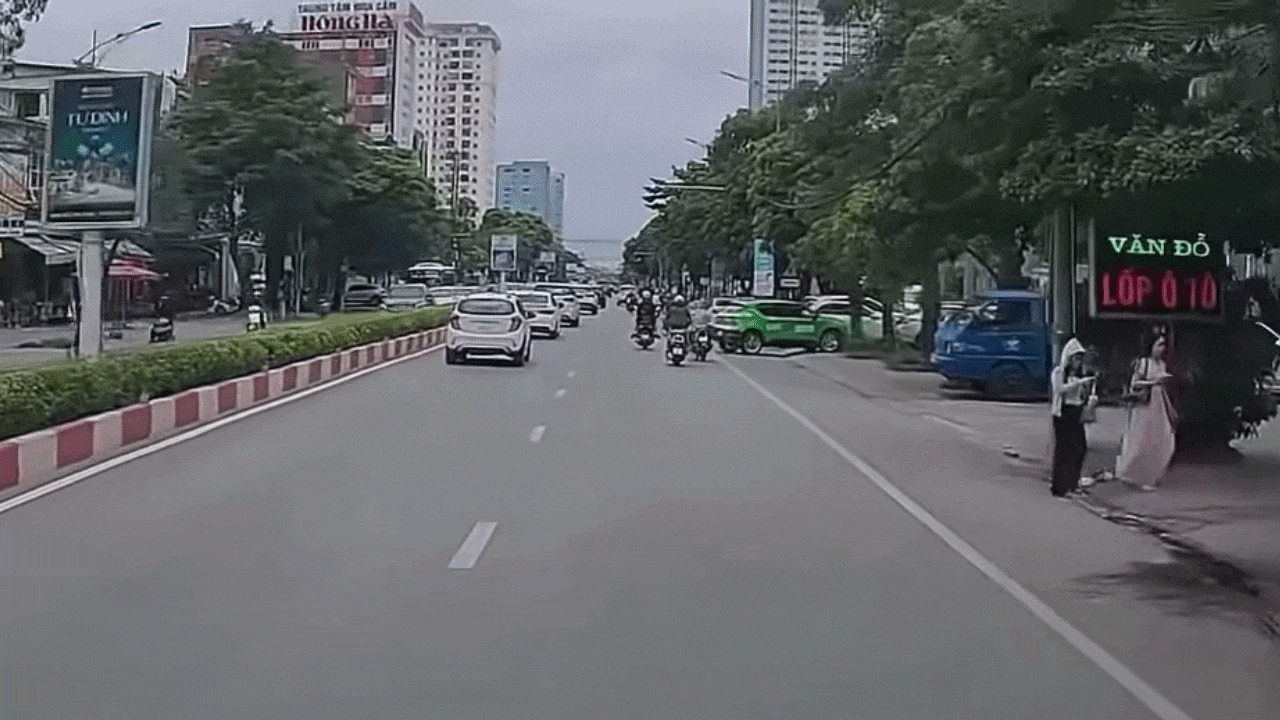 Clip: Ô tô lùi ẩu, húc xe máy ngã văng ra đường