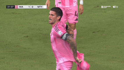 De Paul mặc &aacute;o Messi ăn mừng khiến cả s&acirc;n x&uacute;c động