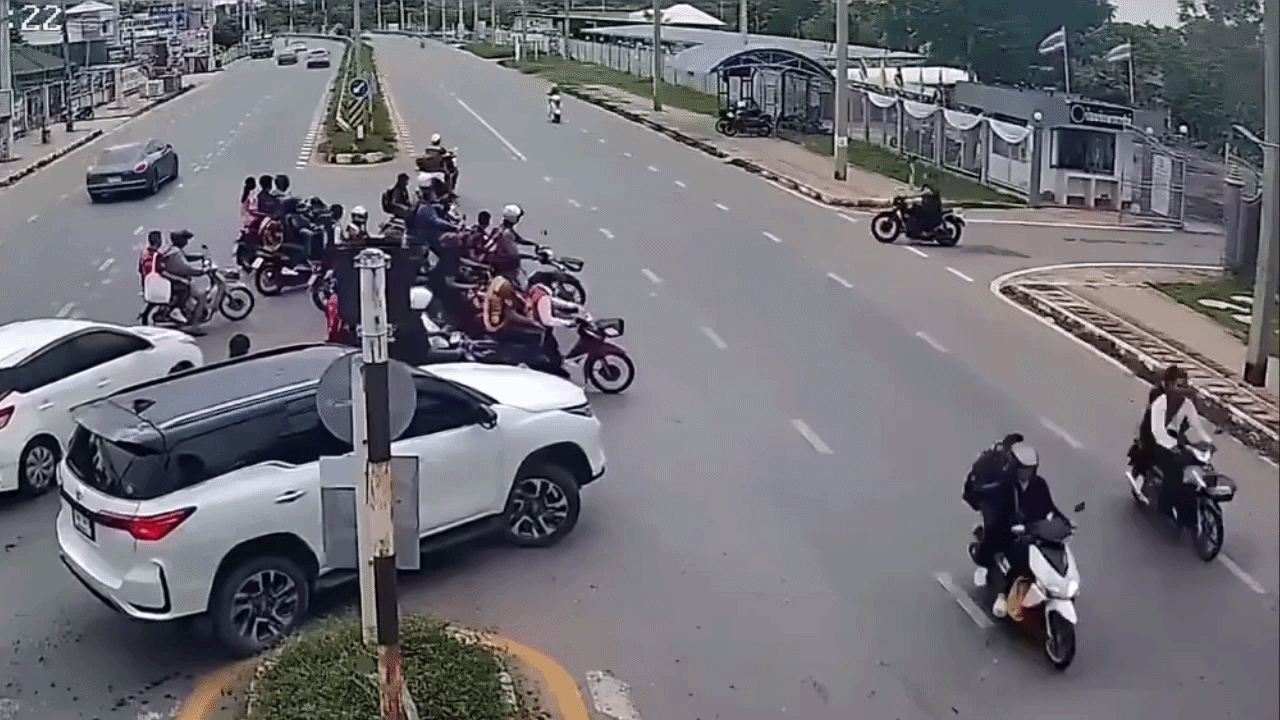 Clip: Tai nạn liên hoàn giữa 3 xe máy tại giao lộ