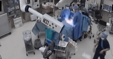 Giây phút bác sĩ ôm chặt bàn mổ, che chắn cho bệnh nhân giữa trận động đất
