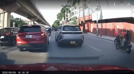 X&aacute;c minh clip &ocirc; t&ocirc; vượt l&ecirc;n ch&egrave;n ng&atilde; thanh ni&ecirc;n đi xe m&aacute;y
