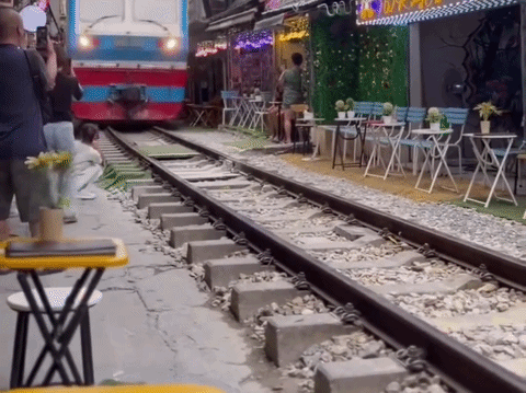 Người phụ nữ bị húc văng điện thoại khi quay video ở phố 'cà phê đường tàu'