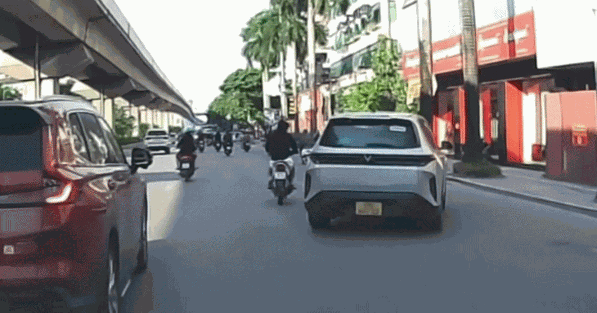 Clip &ocirc; t&ocirc; hất ng&atilde; xe m&aacute;y sau m&agrave;n tạt đầu, đ&aacute;nh v&otilde;ng tr&ecirc;n phố H&agrave; Nội