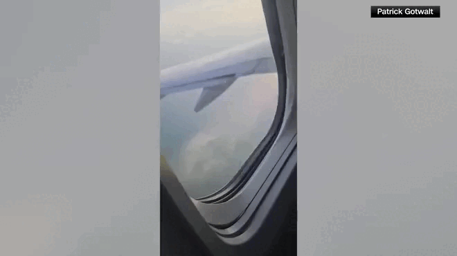 Boeing 737 Mỹ cháy động cơ giữa không trung
