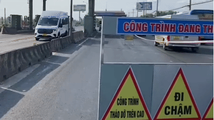 Ph&acirc;n luồng giao th&ocirc;ng tạm thời để th&aacute;o dỡ trạm thu ph&iacute; cầu Đồng Nai
