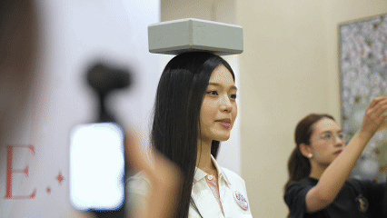 Thí sinh Hoa hậu Việt Nam lần đầu đi giày cao gót 20 cm catwalk