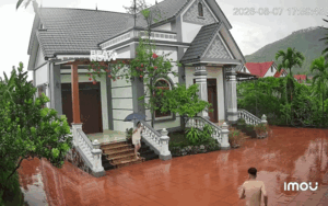 Clip: 2 vợ chồng rủ nhau chụp ảnh dưới trời mưa và cái kết bất ngờ