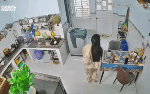 C&ocirc; g&aacute;i vừa bước v&agrave;o nh&agrave; bếp lập tức bỏ chạy, xem camera liền biết l&yacute; do đ&aacute;ng sợ ph&iacute;a sau