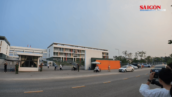 Hơn 320 th&iacute; sinh tại điểm thi Trường THPT chuy&ecirc;n Tuy&ecirc;n Quang bắt đầu thi lần 2