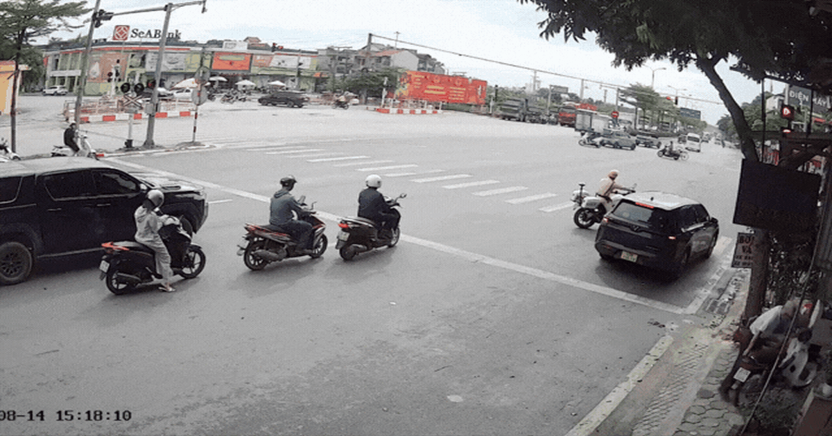 CSGT Hà Nội giúp đưa cháu bé bị ung thư đi cấp cứu kịp thời