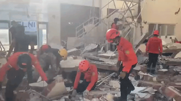 Động đất 7,7 độ cảnh báo sóng thần ở Indonesia, nhà cửa đổ sập