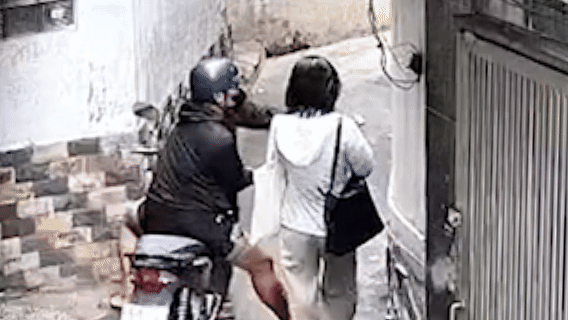 Cướp giật bất th&agrave;nh, thanh ni&ecirc;n bỏ cả d&eacute;p v&agrave; xe m&aacute;y th&aacute;o chạy