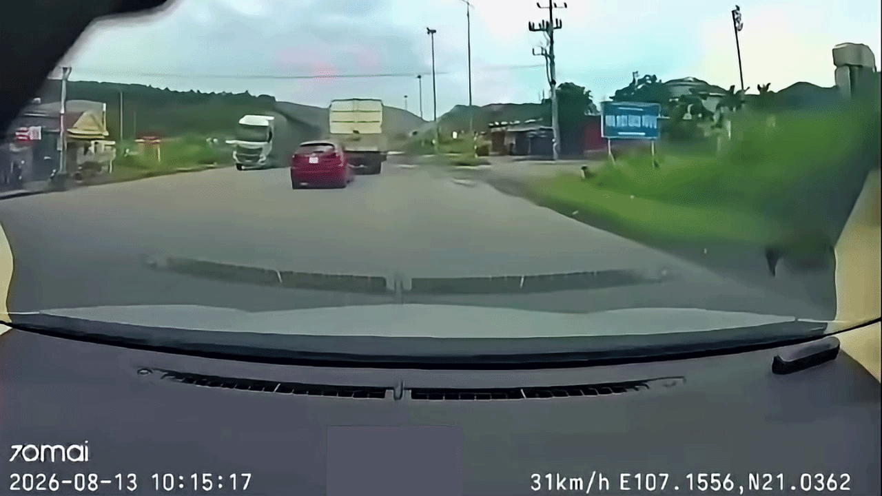 Clip: Xe ben lật nghiêng ngay trước mắt, ô tô con thoát nạn trong gang tấc