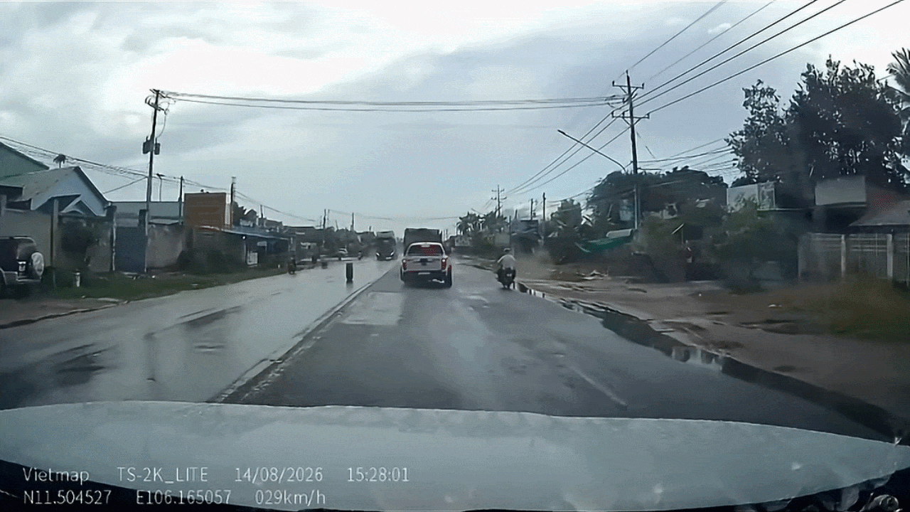 Clip: Bán tải 'rụng' bánh trên đường, gây tai nạn cho hai xe khác