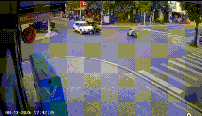 Clip: Nam shipper bị hất văng lên không trung sau va chạm với ô tô