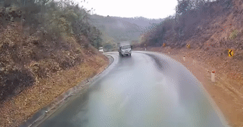 Chuyên gia chỉ ra những tình huống vượt xe 'chí mạng', tài xế cần tránh