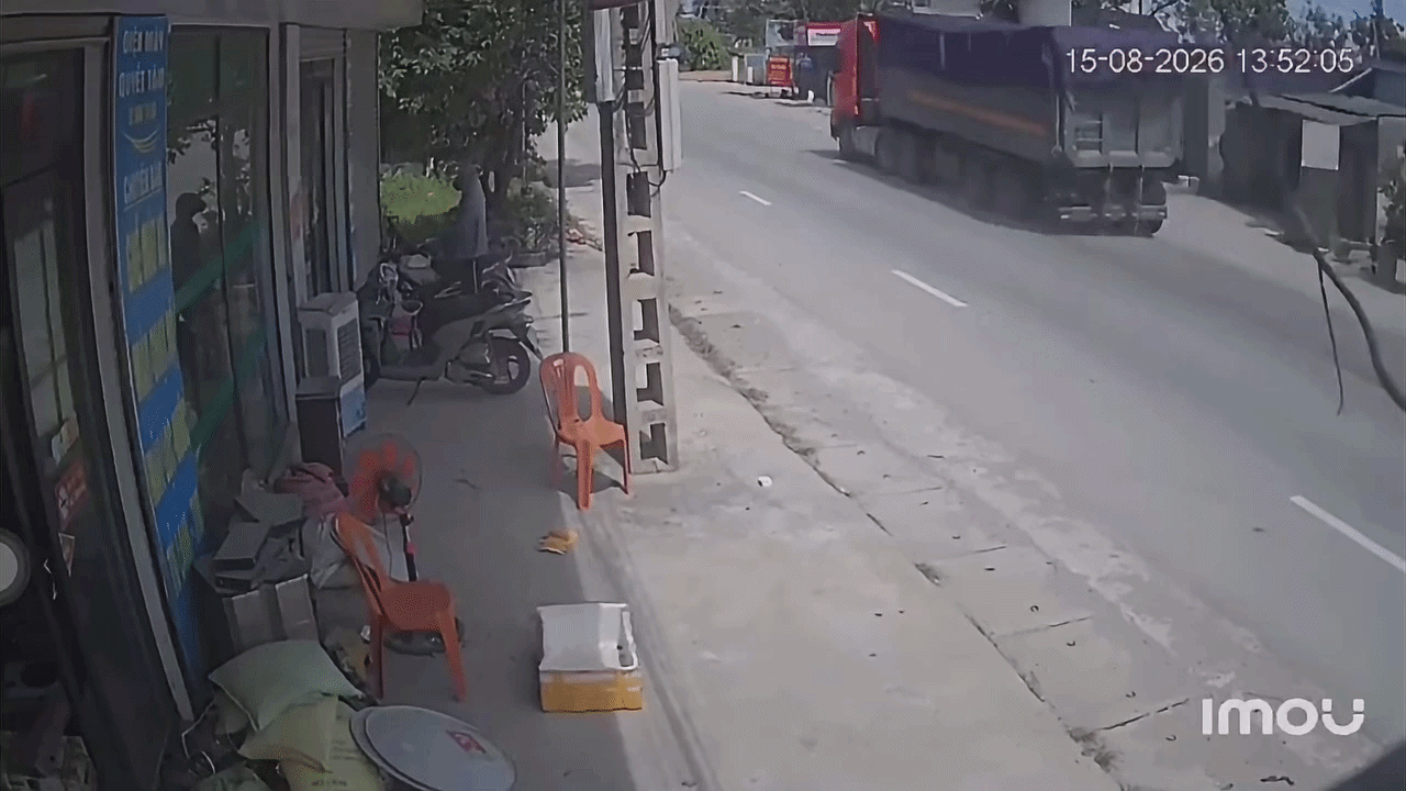 Clip: Lốp xe bay trúng cột điện, xô đổ xe máy đỗ ven đường