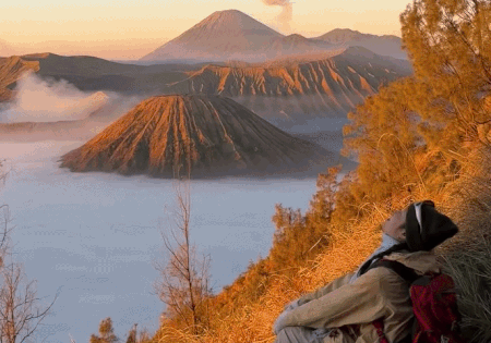 Núi lửa Bromo hút khách Việt mở cửa trở lại sau 13 ngày cháy rừng