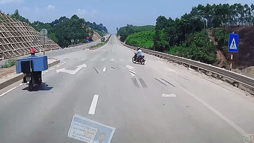 Chuyển l&agrave;n bất ngờ, người đi xe m&aacute;y su&yacute;t bị &ocirc;t&ocirc; t&ocirc;ng tr&uacute;ng