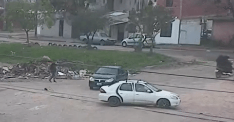Ô tô chết máy bị tàu hỏa tông văng, 5 người thoát nạn trong gang tấc