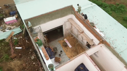 Gia Lai: Gi&uacute;p d&acirc;n sửa chữa nh&agrave; bị hư hỏng do lốc xo&aacute;y