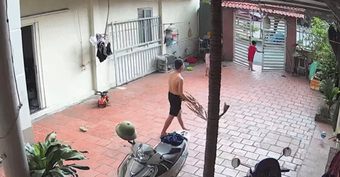 Hãi hùng bồn nước lớn rơi xuống sân nhà, suýt trúng 3 người