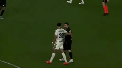 &Aacute;n phạt sau h&agrave;nh động thiếu kiềm chế của Messi