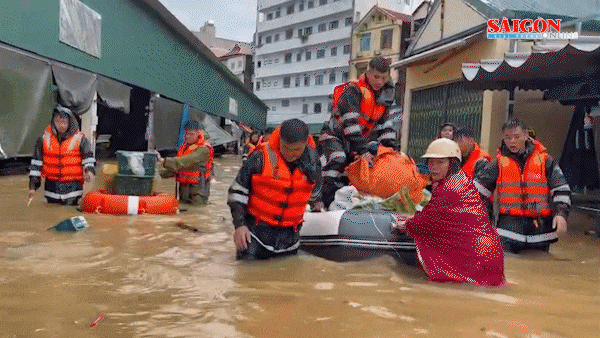Nước s&ocirc;ng Kỳ C&ugrave;ng d&acirc;ng cao, hơn 800 tiểu thương chạy h&agrave;ng h&oacute;a