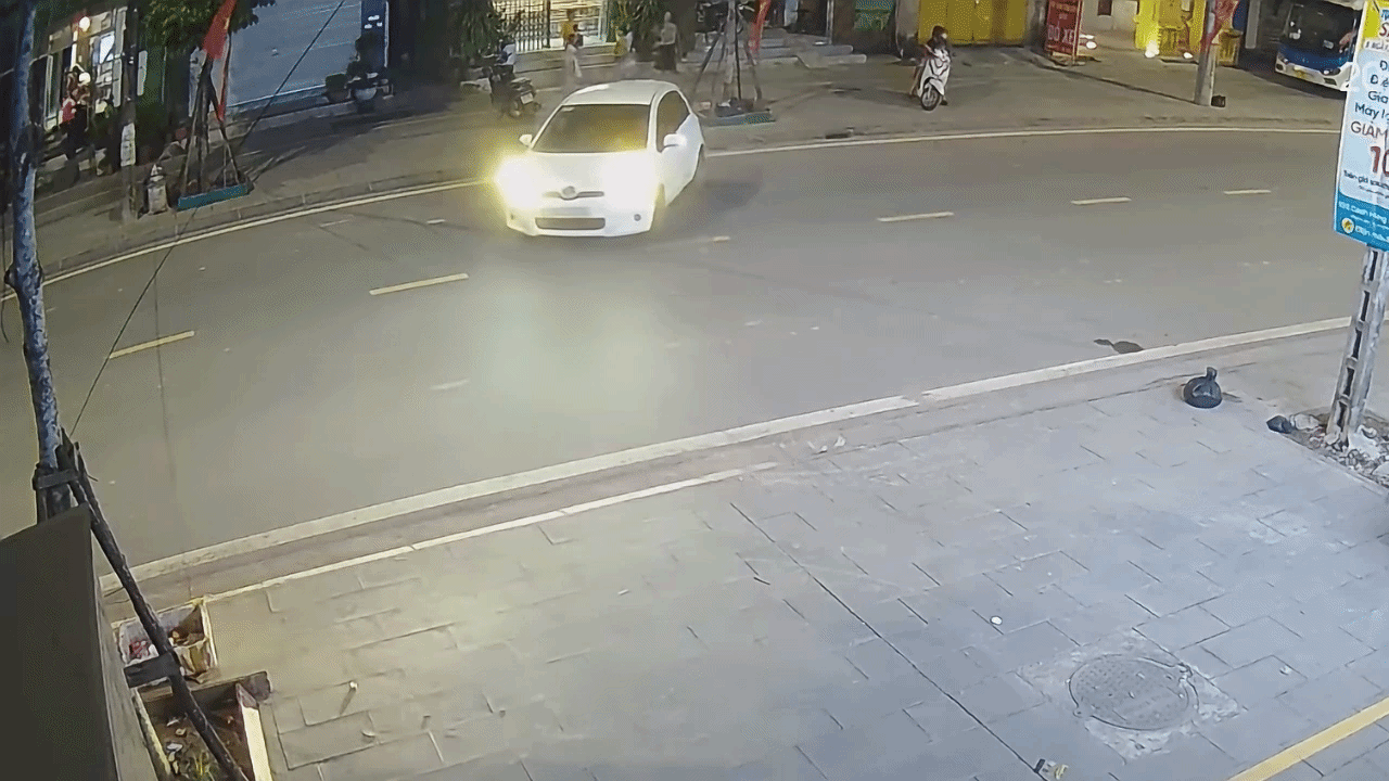 Clip: Xe m&aacute;y điện ph&oacute;ng nhanh trượt ng&atilde; t&ocirc;ng v&agrave;o &ocirc; t&ocirc;