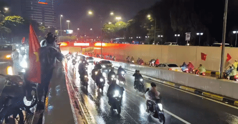 Người Hà Nội đổ ra đường 'đi bão' trong mưa lớn sau chiến thắng của tuyển Việt Nam