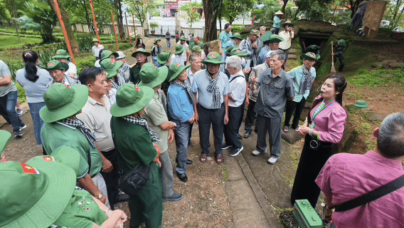 Người c&oacute; c&ocirc;ng TPHCM về nguồn: Tri &acirc;n qu&aacute; khứ, tiếp nối tr&aacute;ch nhiệm
